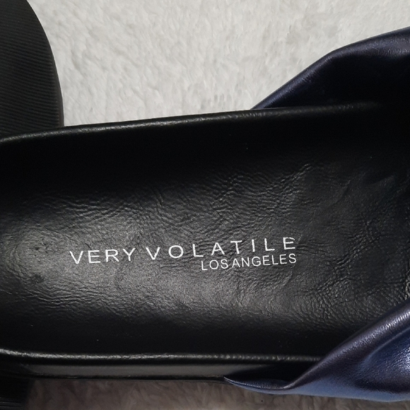 Very Volatile Black and Blue Knot Slide Sandals - Picture 2 of 6